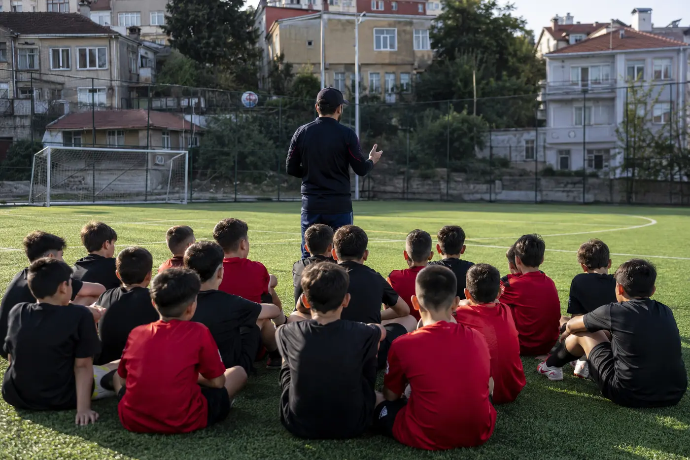 Altyapı futbolcuları sahada antrenörlerini dinliyor